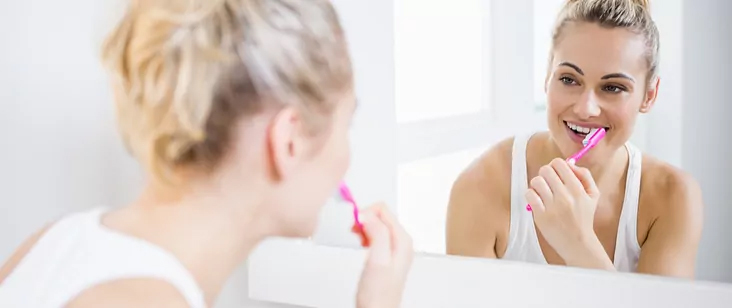 A women brushing her teeth
