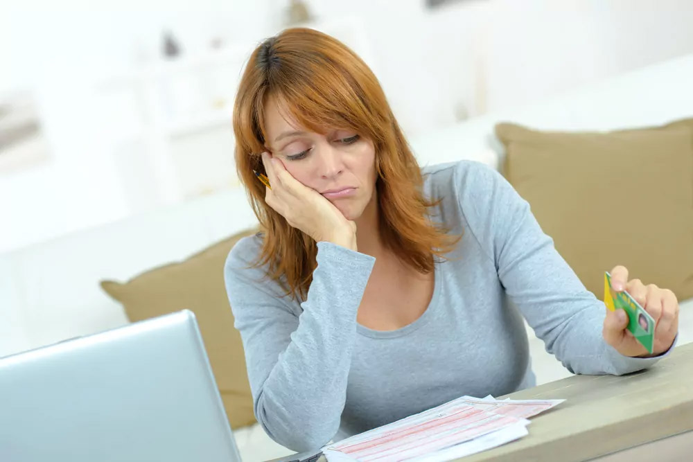 A women having a teeth ache