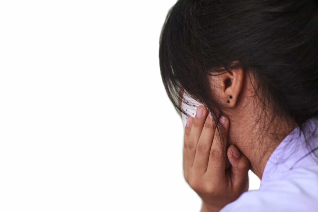 A women having a teeth ache